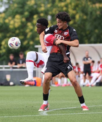 2026.08.15, Deutschland, Stuttgart Fußball U19 VfB Stuttgart vs. FC Ingolstadt 04, v.l. Idriss Brayann Youmbissi Kenmoe (VfB), Mohamed Thabti (Ingolstadt) *** August 15, 2026, Germany, Stuttgart, U19 Soccer: VfB Stuttgart vs. FC Ingolstadt 04; from left: Idriss Brayann Youmbissi Kenmoe (VfB), Mohamed Thabti (Ingolstadt)