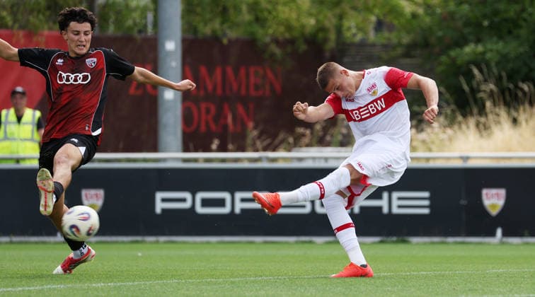 2026.08.15, Deutschland, Stuttgart Fußball U19 VfB Stuttgart vs. FC Ingolstadt 04, Torschütze Enis Redzepi (VfB, rechts) schießt das Tor zum 1:1 *** August 15, 2026, Germany, Stuttgart: U19 soccer match between VfB Stuttgart and FC Ingolstadt 04; Enis Redzepi of VfB scores the goal to tie the game at 1–1 from the right side