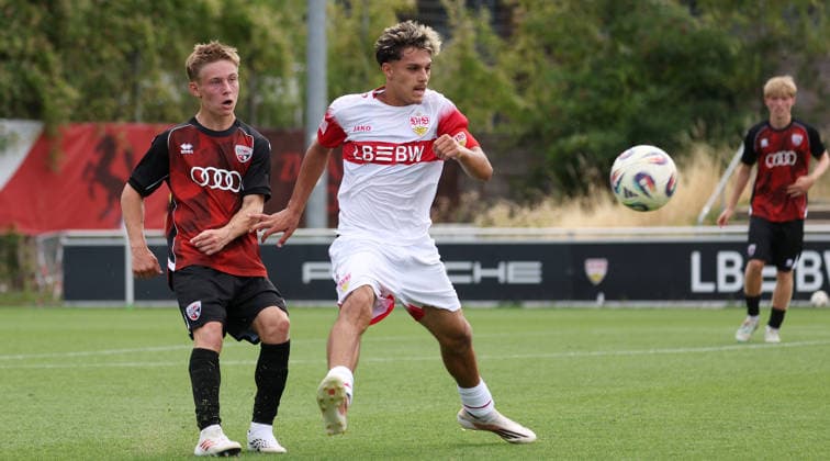 2026.08.15, Deutschland, Stuttgart Fußball U19 VfB Stuttgart vs. FC Ingolstadt 04, v.l. Sam Göbel (Ingolstadt), Massimo di Benedetto (VfB) *** August 15, 2026, Germany, Stuttgart, U19 Soccer: VfB Stuttgart vs. FC Ingolstadt 04; from left: Sam Göbel (Ingolstadt), Massimo di Benedetto (VfB)