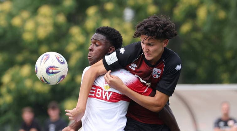 2026.08.15, Deutschland, Stuttgart Fußball U19 VfB Stuttgart vs. FC Ingolstadt 04, v.l. Idriss Brayann Youmbissi Kenmoe (VfB), Mohamed Thabti (Ingolstadt) *** August 15, 2026, Germany, Stuttgart, U19 Soccer: VfB Stuttgart vs. FC Ingolstadt 04; from left: Idriss Brayann Youmbissi Kenmoe (VfB), Mohamed Thabti (Ingolstadt)