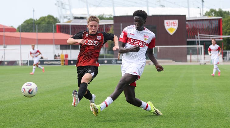 2026.08.15, Deutschland, Stuttgart Fußball U19 VfB Stuttgart vs. FC Ingolstadt 04, v.l. Sam Göbel (Ingolstadt), Mohamed Drammeh (VfB) *** August 15, 2026, Germany, Stuttgart, U19 Soccer: VfB Stuttgart vs. FC Ingolstadt 04; from left: Sam Göbel (Ingolstadt), Mohamed Drammeh (VfB)