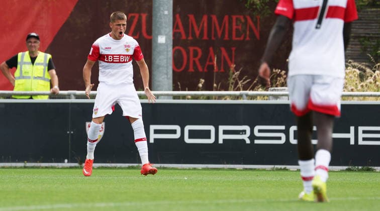 2026.08.15, Deutschland, Stuttgart Fußball U19 VfB Stuttgart vs. FC Ingolstadt 04, Torschütze Enis Redzepi (VfB) jubelt über sein Tor zum 1:1 *** August 15, 2026, Germany, Stuttgart: U19 Soccer Match—VfB Stuttgart vs. FC Ingolstadt 04; Goal Scorer: Enis Redzepi; VfB celebrates his goal to make it 1–1