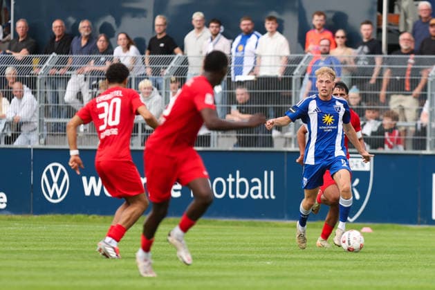 15.08.2026, Fussball, Herren, Regionalliga Nord, 4. Spieltag, BSV Kickers Emden - Eimsbütteler TV Bent Andresen (blau 15 BSV Kickers Emden) *** August 15, 2026, Soccer, Men s, Regionalliga Nord, Matchday 4, BSV Kickers Emden vs. Eimsbütteler TV Bent Andresen Blue 15 BSV Kickers Emden