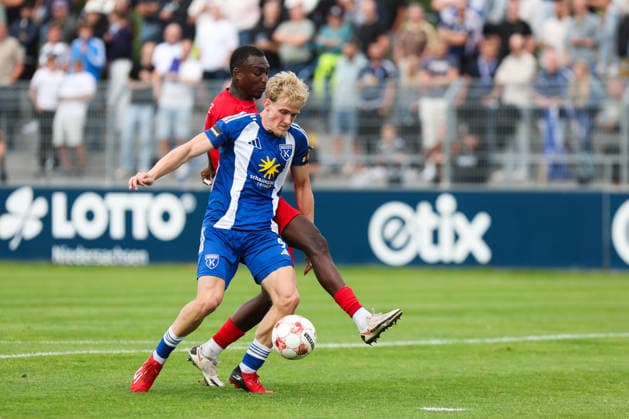 15.08.2026, Fussball, Herren, Regionalliga Nord, 4. Spieltag, BSV Kickers Emden - Eimsbütteler TV Theo Schröder (blau 9 BSV Kickers Emden) im Zweikampf mit Abdul-Malik Yago (8 Eimsbütteler TV) *** August 15, 2026, Soccer, Men s, Regionalliga Nord, Matchday 4, BSV Kickers Emden vs. Eimsbütteler TV: Theo Schröder (blue, No. 9) of BSV Kickers Emden in a tackle with Abdul Malik Yago (No. 8) of Eimsbütteler TV