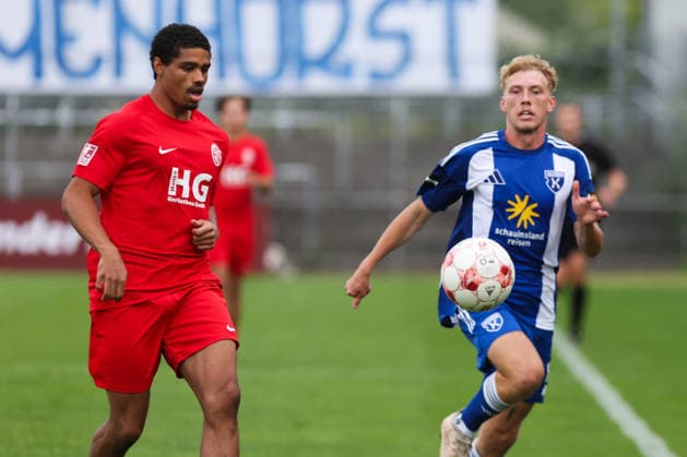 15.08.2026, Fussball, Herren, Regionalliga Nord, 4. Spieltag, BSV Kickers Emden - Eimsbütteler TV Bent Andresen (blau 15 BSV Kickers Emden) im Zweikampf mit Lamin Beuck (7 Eimsbütteler TV) *** August 15, 2026, Soccer, Men s, Regionalliga Nord, Matchday 4, BSV Kickers Emden vs. Eimsbütteler TV Bent Andresen (blue) 15 BSV Kickers Emden in a tackle with Lamin Beuck 7 Eimsbütteler TV