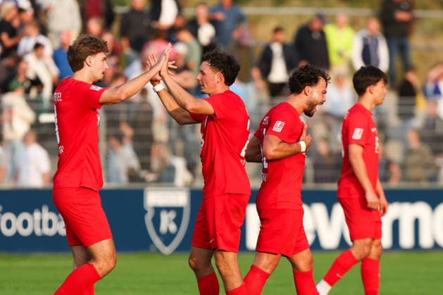 15.08.2026, Fussball, Herren, Regionalliga Nord, 4. Spieltag, BSV Kickers Emden - Eimsbütteler TV Jubel über den 2:3 Auswärtssieg von Eimsbüttel *** August 15, 2026, Soccer, Men s, Regionalliga Nord, Matchday 4, BSV Kickers Emden vs. Eimsbütteler TV: Jubilation over Eimsbüttel s 2–3 away win