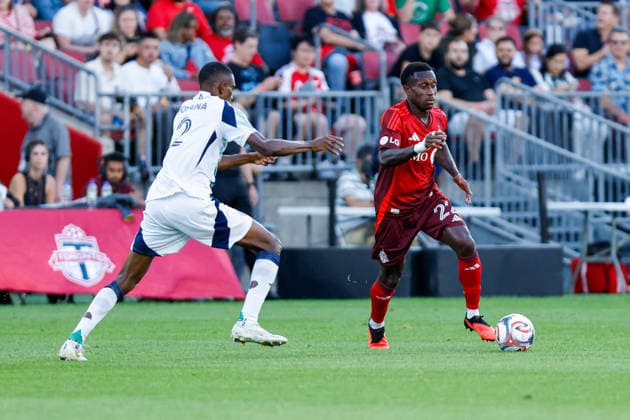 Toronto FC v New England Revolution Richie Laryea 22 of Toronto FC controls the ball during a Major League Soccer game between Toronto FC and New England Revolution at BMO Field in Toronto, Ontario, Canada, on August 15, 2026. Toronto Ontario Canada  Copyright: xIndrawanxKumalax originalFilename:kumala-majorlea260815_npT3F.jpg