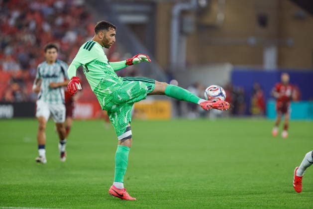Toronto FC v New England Revolution Matt Turner clears the ball from his area during a Major League Soccer game between Toronto FC and New England Revolution at BMO Field in Toronto, Ontario, Canada, on August 15, 2026. Toronto Ontario Canada  Copyright: xIndrawanxKumalax originalFilename:kumala-majorlea260815_nppiD.jpg