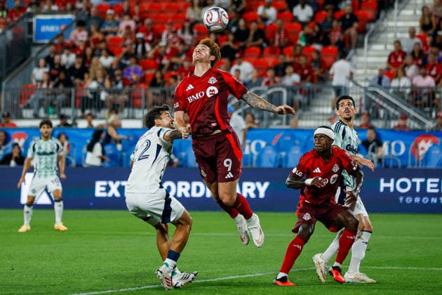 Toronto FC v New England Revolution Josh Sargent 9 of Toronto FC heads the ball clear from an opponent attack during a Major League Soccer game between Toronto FC and New England Revolution at BMO Field in Toronto, Ontario, Canada, on August 15, 2026. Toronto Ontario Canada  Copyright: xIndrawanxKumalax originalFilename:kumala-majorlea260815_npyeL.jpg