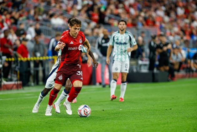 Toronto FC v New England Revolution Jackson Gilman 38 of Toronto FC (L) controls the ball under pressure during a Major League Soccer game between Toronto FC and New England Revolution at BMO Field in Toronto, Ontario, Canada, on August 15, 2026. Toronto Ontario Canada  Copyright: xIndrawanxKumalax originalFilename:kumala-majorlea260815_npH78.jpg