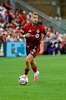 Toronto FC v New England Revolution Nicklas Dorsch 6 of Toronto FC controls the ball during a Major League Soccer game between Toronto FC and New England Revolution at BMO Field in Toronto, Ontario, Canada, on August 15, 2026. Toronto Ontario Canada  Copyright: xIndrawanxKumalax originalFilename:kumala-majorlea260815_npuYU.jpg