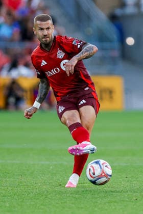 Toronto FC v New England Revolution Nicklas Dorsch 6 of Toronto FC passes the ball during a Major League Soccer game between Toronto FC and the New England Revolution at BMO Field in Toronto, Ontario, Canada, on August 15, 2026. Toronto Ontario Canada  Copyright: xIndrawanxKumalax originalFilename:kumala-majorlea260815_np2SL.jpg