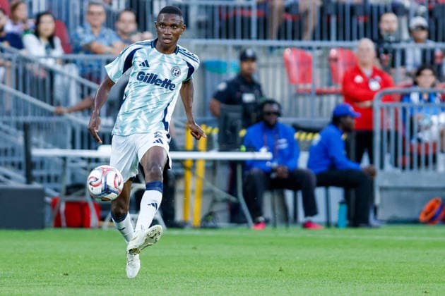 Toronto FC v New England Revolution Mamadou Fofana 2 of New England Revolution passes the ball during a Major League Soccer game between Toronto FC and New England Revolution at BMO Field in Toronto, Ontario, Canada, on August 15, 2026. Toronto Ontario Canada  Copyright: xIndrawanxKumalax originalFilename:kumala-majorlea260815_np8gU.jpg