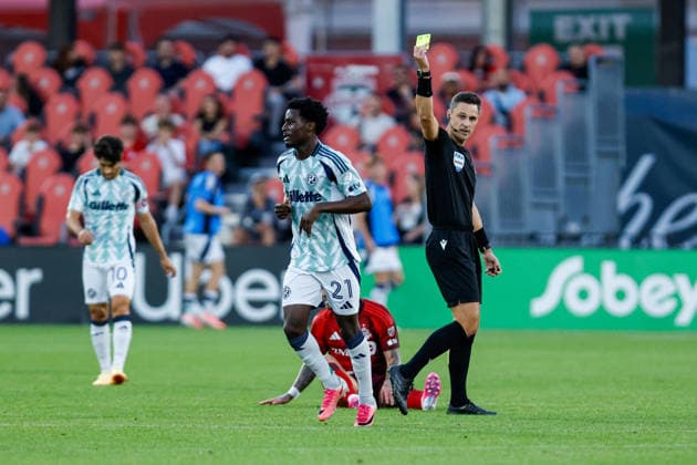 Toronto FC v New England Revolution Referee Joseph Dickerson (R) shows a yellow card to a New England player during a Major League Soccer match between Toronto FC and New England Revolution at BMO Field in Toronto, Ontario, Canada, on August 15, 2026. Toronto Ontario Canada  Copyright: xIndrawanxKumalax originalFilename:kumala-majorlea260815_npaYm.jpg