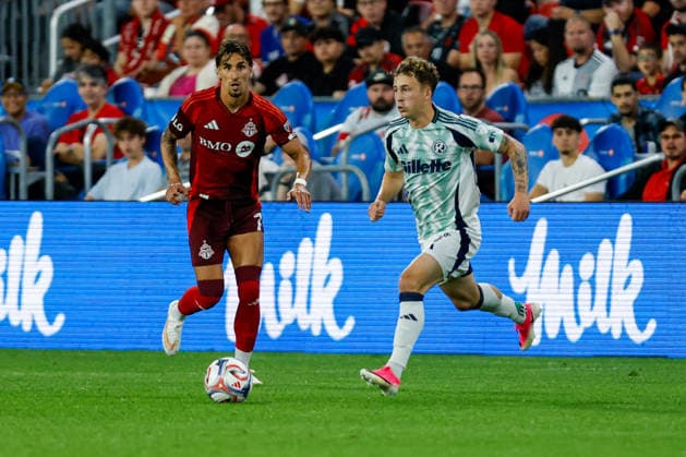 Toronto FC v New England Revolution Griffin Yow 7 of New England Revolution runs with the ball during a Major League Soccer game between Toronto FC and New England Revolution at BMO Field in Toronto, Ontario, Canada, on August 15, 2026. Toronto Ontario Canada  Copyright: xIndrawanxKumalax originalFilename:kumala-majorlea260815_npEyv.jpg