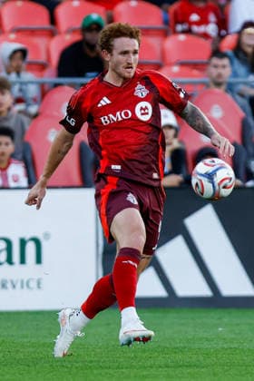 Toronto FC v New England Revolution Josh Sargent 9 of Toronto FC controls the ball during a Major League Soccer game between Toronto FC and New England Revolution at BMO Field in Toronto, Ontario, Canada, on August 15, 2026. Toronto Ontario Canada  Copyright: xIndrawanxKumalax originalFilename:kumala-majorlea260815_npKVK.jpg