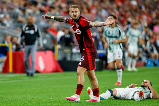 Toronto FC v New England Revolution Nicklas Dorsch 6 of Toronto FC protests a foul call against New England during a Major League Soccer game between Toronto FC and the New England Revolution at BMO Field in Toronto, Ontario, Canada, on August 15, 2026. Toronto Ontario Canada  Copyright: xIndrawanxKumalax originalFilename:kumala-majorlea260815_npAEI.jpg