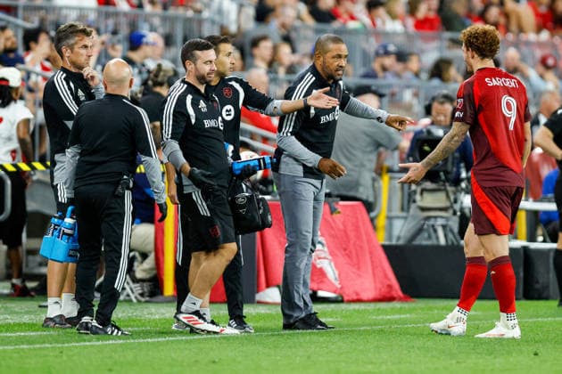 Toronto FC v New England Revolution Robin Fraser, head coach of Toronto FC, gives instructions to Josh Sargent during a Major League Soccer game between Toronto FC and the New England Revolution at BMO Field in Toronto, Ontario, Canada, on August 15, 2026. Toronto Ontario Canada  Copyright: xIndrawanxKumalax originalFilename:kumala-majorlea260815_npBvf.jpg