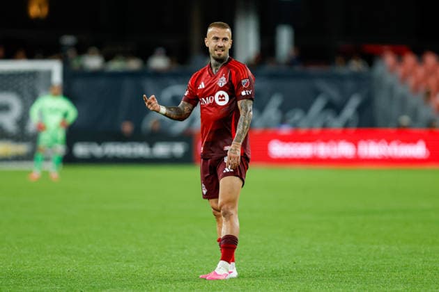 Toronto FC v New England Revolution Nicklas Dorsch, number 6 of Toronto FC, gives instructions to teammates during a Major League Soccer game between Toronto FC and the New England Revolution at BMO Field in Toronto, Ontario, Canada, on August 15, 2026. Toronto Ontario Canada  Copyright: xIndrawanxKumalax originalFilename:kumala-majorlea260815_npJg5.jpg