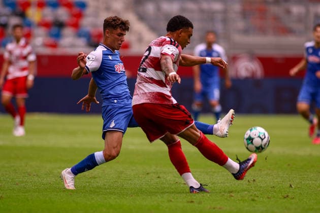 15.08.2026, GER, Fussball, Herren, 3. Liga , Saison 2026 2027, Fortuna Düsseldorf - TSG Hoffenheim II Matthew Moore (TSG II) und Steven van der Sloot (F95) im Kampf um den Ball *** 15 08 2026, GER, Soccer, Gentlemen, 3 League , Season 2026 2027, Fortuna Dusseldorf TSG Hoffenheim II Matthew Moore TSG II and Steven van the Sloot F95 in Fight to the Ball Copyright: xSvenxHanischx