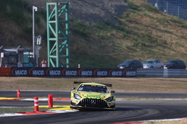 Nürburg, Deutschland 15.- 16. August 2026: DTM - 2026 - Nürburgring - Qualifying 2 Sonntag Im Bild: Polesetter Jules Gounon (FRA 48) springt über den Curb in der Schikane Nürburgring Rheinland-Pfalz *** Nürburg, Germany, August 15–16, 2026; DTM 2026 Nürburgring Qualifying 2, Sunday; Pictured: Pole-sitter Jules Gounon (FRA, 48) jumps over the curb at the chicane; Nürburgring, Rhineland-Palatinate Copyright: xFotostandx xFWMEDIAx