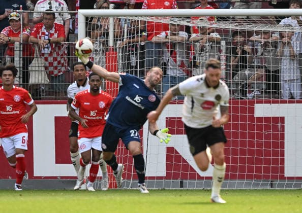 15.08.2026, xsltx, Fussball Testspiel, FSV Mainz 05 - AFC Bournemouth v.l. Mit einem weiten Abwurf leitet Robin Zentner (1. FSV Mainz 05) das 1:0 von Sheraldo Becker (1. FSV Mainz 05) ein (DFL DFB REGULATIONS PROHIBIT ANY USE OF PHOTOGRAPHS as IMAGE SEQUENCES and or QUASI-VIDEO) *** August 15, 2026, xsltx, Soccer Friendly, FSV Mainz 05 vs. AFC Bournemouth: Robin Zentner (1, FSV Mainz 05) sets up Sheraldo Becker’s (1, FSV Mainz 05) 1–0 goal with a long throw-in. DFL and DFB regulations prohibit any use of photographs as IIMAGE SEQUENCES and or QUASI-VIDEO