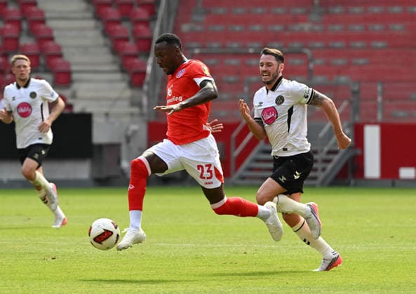 15.08.2026, xsltx, Fussball Testspiel, FSV Mainz 05 - AFC Bournemouth v.l. Nach einem langen Abwurf von Robin Zentner (1. FSV Mainz 05) enteilt Sheraldo Becker (1. FSV Mainz 05) Adam Smith (AFC Bournemouth) und trifft zum 1:0 (DFL DFB REGULATIONS PROHIBIT ANY USE OF PHOTOGRAPHS as IMAGE SEQUENCES and or QUASI-VIDEO) *** August 15, 2026, xsltx, Soccer Friendly, FSV Mainz 05 vs. AFC Bournemouth: After a long throw-in by Robin Zentner (1, FSV Mainz 05), Sheraldo Becker (1, FSV Mainz 05) outruns Adam Smith (AFC Bournemouth) and scores to make it 1–0. DFL and DFB regulations prohibit any use OF PHOTOGRAPHS AS IMAGE SEQUENCES AND OR QUASI-VIDEO