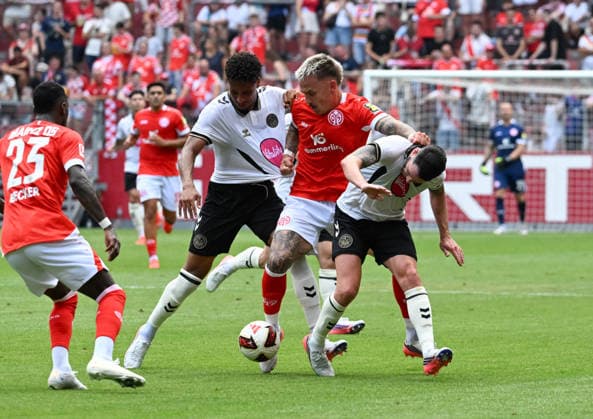 15.08.2026, xsltx, Fussball Testspiel, FSV Mainz 05 - AFC Bournemouth v.l. James Hill (AFC Bournemouth), Phillip Tietz (1. FSV Mainz 05), Adam Smith (AFC Bournemouth) (DFL DFB REGULATIONS PROHIBIT ANY USE OF PHOTOGRAPHS as IMAGE SEQUENCES and or QUASI-VIDEO) *** August 15, 2026, xsltx, Soccer Friendly Match, FSV Mainz 05 vs. AFC Bournemouth, James Hill (AFC Bournemouth), Phillip Tietz 1 FSV Mainz 05, Adam Smith AFC Bournemouth DFL DFB REGULATIONS PROHIBIT ANY USE OF PHOTOGRAPHS AS IMAGE SEQUENCES AND OR QUASI-VIDEO