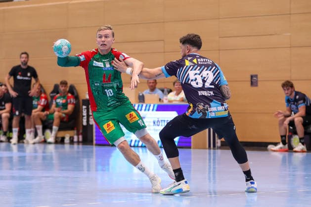 15.08.2026, xgox, Handball - Wartburg Cup SC Magdeburg - ThSV Eisenach emspor, v.l. Gisli Thorgeir Kristjansson (Magdeburg, 10), Justin Kurch (Eisenach, 52) Zweikampf, Duell, Kampf, tackle Eisenach *** August 15, 2026, xgox, Handball: Wartburg Cup, SC Magdeburg vs. ThSV Eisenach, emspor; from left: Gisli, Thorgeir Kristjansson (Magdeburg), 10; Justin Kurch (Eisenach), 52; duel, battle, tackle (Eisenach)