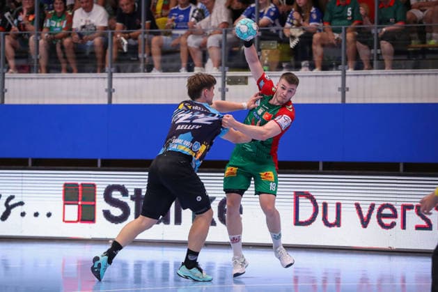 15.08.2026, xgox, Handball - Wartburg Cup SC Magdeburg - ThSV Eisenach emspor, v.l. Felix Aellen (Eisenach, 22), Elvar Oern Jonsson (Magdeburg, 19) Zweikampf, Duell, Kampf, tackle Eisenach *** August 15, 2026, xgox, Handball: Wartburg Cup, SC Magdeburg vs. ThSV Eisenach, emspor; from left: Felix Aellen (Eisenach), 22; Elvar Oern Jonsson (Magdeburg), 19; tackle, duel, battle, Eisenach
