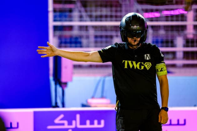 Mechaniker von Jake Dennis (Andretti Formula E, 27) winkt ihn raus fuer drittes freies Training Free Practice 3, ABB FIA Formula E World Championship, WM, Weltmeisterschaft London e-Prix 2026, Vereinigtes Koenigreich, Saison 12 2025 26, Runde 17, 16.07.2026, ABB FIA Formula E World Championship, London e-Prix 2026, Vereinigtes Koenigreich, Saison 12 2025 26, Runde 17, 16.07.2026 London *** A mechanic from Jake Dennis s Andretti Formula E team, 27, waves him out for the third free practice session (Free Practice 3), ABB FIA Formula E World Championship, 2026 London e-Prix, United Kingdom, Season 12 (2025–26), Round 17, July 16, 2026, ABB FIA Formula E World Championship, 2026 London e-Prix, United Kingdom, Season 12 (2025–26), Round 17, July 16, 2026, London Copyright: xEibner-Pressefoto LauraxRoemerx EP_LRR