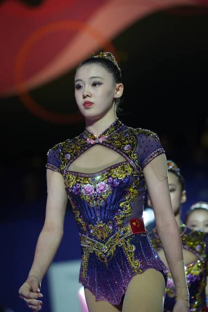 Eine Gymnastin des chinesischen Teams steht in ihrem aufwendig bestickten und mit Strasssteinen verzierten Wettkampf-Trikot in der Festhalle Frankfurt. Am Trikot ist das chinesische Nationalemblem gut sichtbar angebracht. Chinesische Gymnastin bei der Rhythmischen Sportgymnastik-WM 2026 in Frankfurt *** A gymnast from the Chinese team stands in her elaborately embroidered and rhinestone-embellished competition leotard in the Festhalle Frankfurt. The Chinese national emblem is clearly visible on the leotard. Chinese gymnast at the 2026 Rhythmic Gymnastics World Championships in Frankfurt Copyright: xspeedshotx
