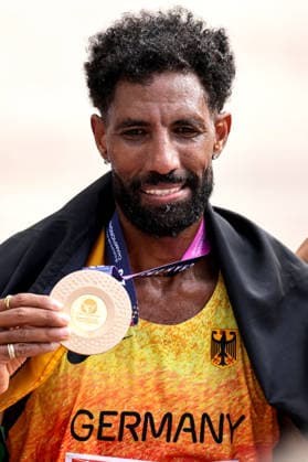 2026 European Athletics Championships, Alexander Stadium, Birmingham, England 16 8 2026 Men s Marathon Germany s Amanal Petros celebrates after the race with his gold medal Amanal Petros celebrates after the race with his gold medal 16 8 2026  Copyright: xx 0S9A9125