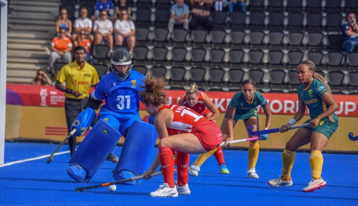 Holly Hunt (11 England Hockey Team) attacs during the FIH World Cup game between England and South Africa at Wagener stadion, Amstelveen, Netherlands.  Copyright: xArnexvanxderxBenx xSPPx Sportspressphoto_SPR208370