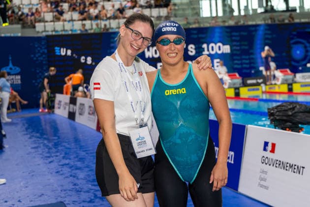 SWIMMING - EAC 2026 PARIS,FRANCE,16.AUG.26 - SWIMMING - European Aquatics Championships Paris 2026, 100m freestyle, women. Image shows Janina Falk (AUT) with her coach.  GEPAxpictures xPhilippxBrem