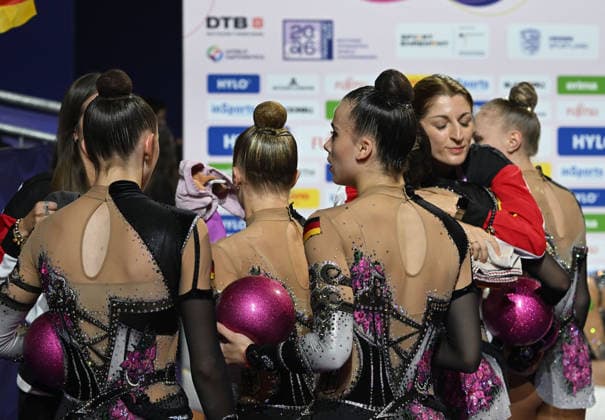 16.08.2026, xhbx, Rhythmische Sportgymnastik Weltmeisterschaft 2026, v.l. Team, Gruppe, Group, Mannschaft Deutschland, Germany (besteht aus: Alisa Datsenko, Anja Kosan, Alina Ott, Helena Ripken, Anna-Maria Shatokhin) 5 Bälle Übung Gruppentrainerin Camilla Pfeffer nach der Übung Frankfurt am Main *** August 16, 2026, xhbx, 2026 Rhythmic Gymnastics World Championships, from left: Team, Group, Germany consists of Alisa Datsenko, Anja Kosan, Alina Ott, Helena Ripken, Anna Maria Shatokhin, 5-ball routine; group coach Camilla Pfeffer after the routine in Frankfurt am Main