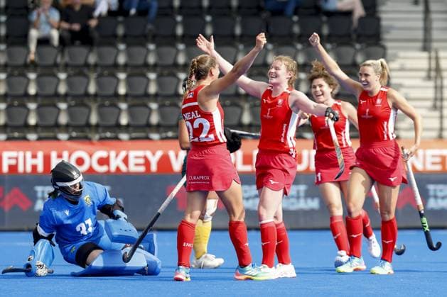 AMSTELVEEN - England players celebrate a goal during the group stage match at the Hockey World Cup between England and South Africa at the Wagener Stadium. BAS CZERWINSKI ANP xVIxANPxSportx xxANPxIVx 565601126 originalFilename: 565601126.jpg