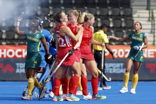 AMSTELVEEN - England players celebrate a goal during the group stage match at the Hockey World Cup between England and South Africa at the Wagener Stadium. BAS CZERWINSKI ANP xVIxANPxSportx xxANPxIVx 565601148 originalFilename: 565601148.jpg
