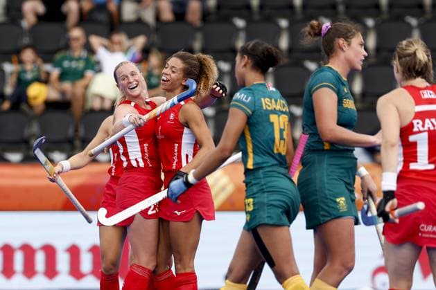 AMSTELVEEN - England players celebrate a goal during the group stage match at the Hockey World Cup between England and South Africa at the Wagener Stadium. BAS CZERWINSKI ANP xVIxANPxSportx xxANPxIVx 565601153 originalFilename: 565601153.jpg