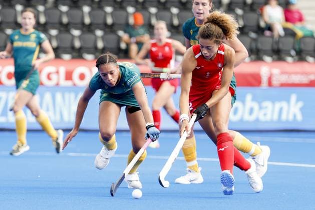 AMSTELVEEN - Darcy Bourne of England (R) in a duel with Paris-Gail Isaacs of South Africa during the group stage match at the Hockey World Cup between England and South Africa at the Wagener Stadium. BAS CZERWINSKI ANP xVIxANPxSportx xxANPxIVx 565601367 originalFilename: 565601367.jpg