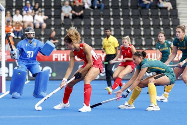AMSTELVEEN - Darcy Bourne of England (L) in a duel with Paris-Gail Isaacs of South Africa during the group stage match at the Hockey World Cup between England and South Africa at the Wagener Stadium. BAS CZERWINSKI ANP xVIxANPxSportx xxANPxIVx 565601387 originalFilename: 565601387.jpg