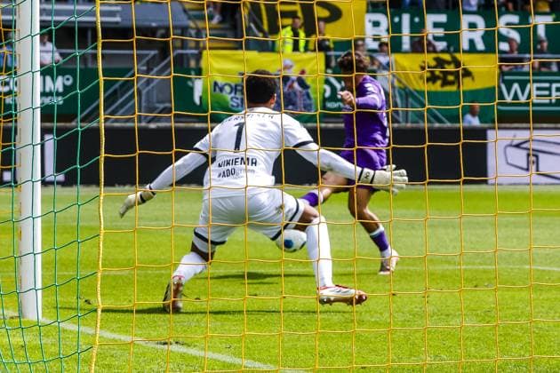 DEN HAAG , 16-08-2026 , WerkTalent Stadium , season 2026 2027 , Dutch Eredivisie football , match between ADO Den Haag and FC Groningen , picture shows ADO keeper Kilian Nikiema , Groningen player Thom van Bergen ADO - Groningen  x205769046x Copyright: