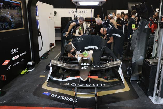 Mechaniker arbeiten wegen einem Problem an Mitch Evans (NZL) Jaguar in der Box, FIA Formel E Weltmeisterschaft, Saison 12, London E- Prix, 16.08.2026, Excel Exibition Centre, 3. freien Training *** Mechanics are working on Mitch Evans NZL Jaguar in the pits due to a problem, FIA Formula E World Championship, Season 12, London E-Prix, August 16, 2026, Excel Exhibition Center, Free Practice 3