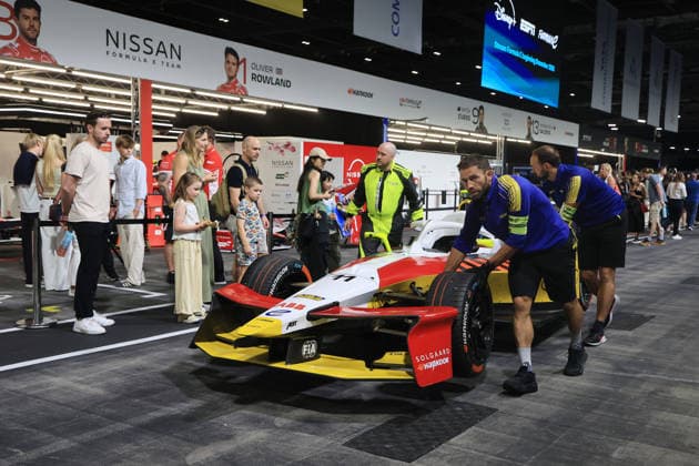 Mechaniker schieben den nach dem Ausfall mit technischen Problemen stehengebliebenen Lola- Yamaha durch die Boxengasse, FIA Formel E Weltmeisterschaft, Saison 12, London E- Prix, 16.08.2026, Excel Exibition Centre, 3. freies Training *** Mechanics push the Lola Yamaha, which came to a stop due to technical problems after retiring from the race, through the pit lane; FIA Formula E World Championship, Season 12, London E-Prix, August 16, 2026, Excel Exhibition Center, Free Practice 3