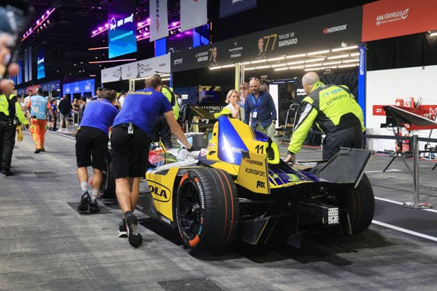 Mechaniker schieben den nach dem Ausfall mit technischen Problemen stehengebliebenen Lola- Yamaha durch die Boxengasse, FIA Formel E Weltmeisterschaft, Saison 12, London E- Prix, 16.08.2026, Excel Exibition Centre, 3. freies Training *** Mechanics push the Lola Yamaha, which came to a stop due to technical problems after retiring from the race, through the pit lane; FIA Formula E World Championship, Season 12, London E-Prix, August 16, 2026, Excel Exhibition Center, Free Practice 3