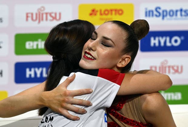 16.08.2026, xhbx, Rhythmische Sportgymnastik Weltmeisterschaft 2026, v.l. Trainer Julija Raskina, Darja Varfolomeev (Deutschland) Frankfurt am Main *** August 16, 2026, xhbx, 2026 Rhythmic Gymnastics World Championships, from left: Coach Julija Raskina, Darja Varfolomeev, Frankfurt am Main, Germany