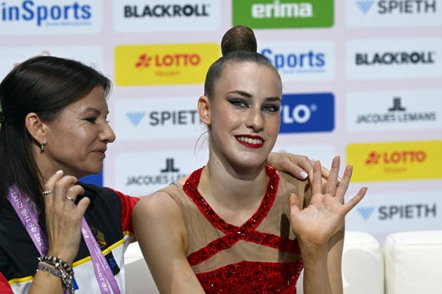16.08.2026, xhbx, Rhythmische Sportgymnastik Weltmeisterschaft 2026, v.l. Trainer Julija Raskina, Darja Varfolomeev (Deutschland) Frankfurt am Main *** August 16, 2026, xhbx, 2026 Rhythmic Gymnastics World Championships, from left: Coach Julija Raskina, Darja Varfolomeev, Frankfurt am Main, Germany