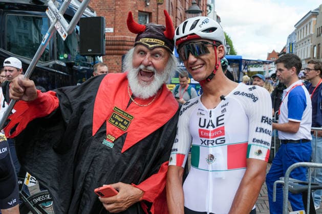 Deutschland: Hamburg - Buxtehude: ADAC Cyclassics 2026 (1.UWT), UCI Worldtour, Männer Elite, Eintages Radrennen: Isaac del Toro vom UAE Team Emirates XRG (WT) mit Didi Senft, Tourteufel *** Germany, Hamburg, Buxtehude, ADAC Cyclassics 2026, 1 UWT, UCI World Tour, Men s Elite, One-Day Cycling Race, Isaac del Toro of UAE Team Emirates XRG WT with Didi Senft, Tourteufel Copyright: xStefanxTrochax
