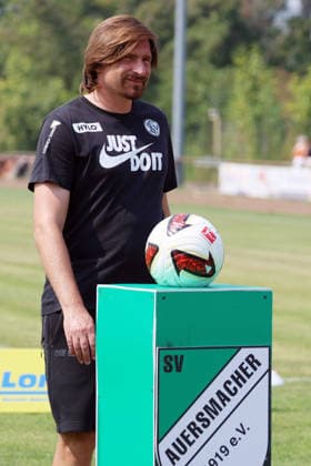 16.08.2026, xrekx, Fussball Testspiel, SV Auersmacher - SV Elversberg v.l. Vincent Wagner (Trainer, SV Elversberg) (DFL DFB REGULATIONS PROHIBIT ANY USE OF PHOTOGRAPHS as IMAGE SEQUENCES and or QUASI-VIDEO) Auersmacher *** August 16, 2026, xrekx, soccer exhibition match, SV Auersmacher vs. SV Elversberg, left: Vincent Wagner, coach, SV Elversberg. DFL and DFB regulations prohibit any use of photographs as image sequences and or quasi-video. Auersmacher