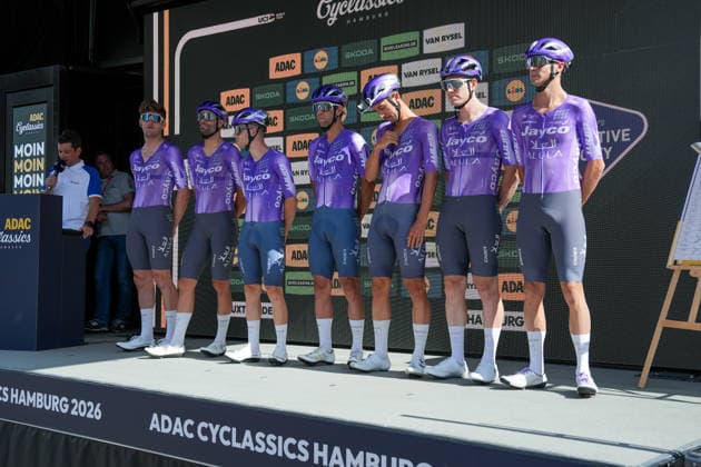 Deutschland: Hamburg - Buxtehude: ADAC Cyclassics 2026 (1.UWT), UCI Worldtour, Männer Elite, Eintages Radrennen: Teampraesentation in Buxtehude: Team Jayco AlUla (WT) *** Germany, Hamburg, Buxtehude, ADAC Cyclassics 2026, 1 UWT, UCI World Tour, Men s Elite, One-Day Cycling Race, Team Presentation in Buxtehude, Team Jayco AlUla WT Copyright: xStefanxTrochax